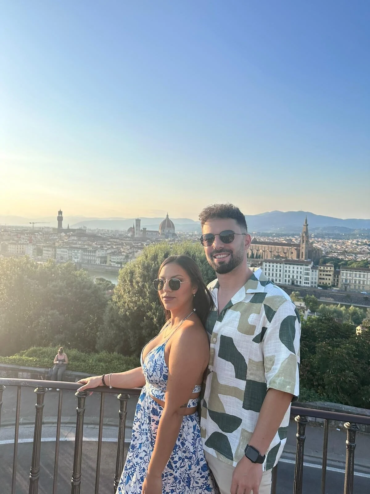 Catalina y David en un mirador sobre Florencia, con la ciudad al fondo