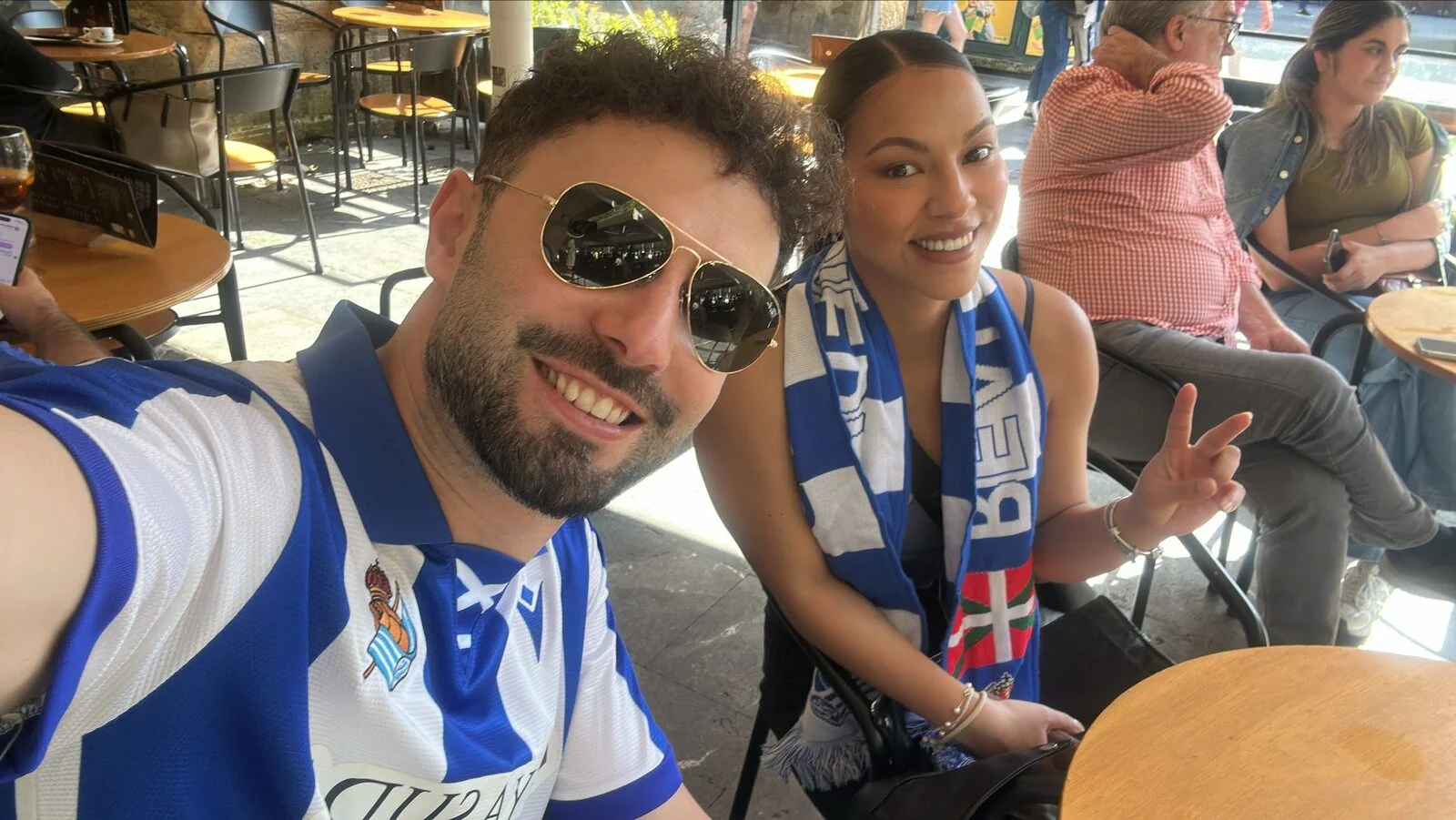 Catalina y David con la camiseta y la bufanda de la Real Sociedad