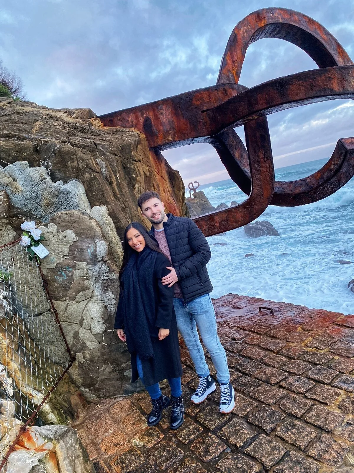 Catalina y David junto al Peine del Viento de Chillida, en Donostia