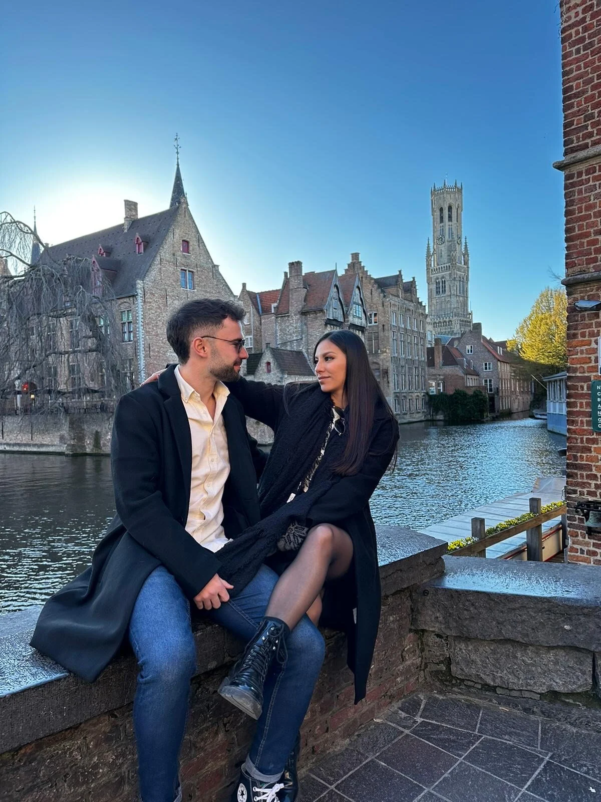 Catalina y David sentados junto al Rozenhoedkaai, en Brujas