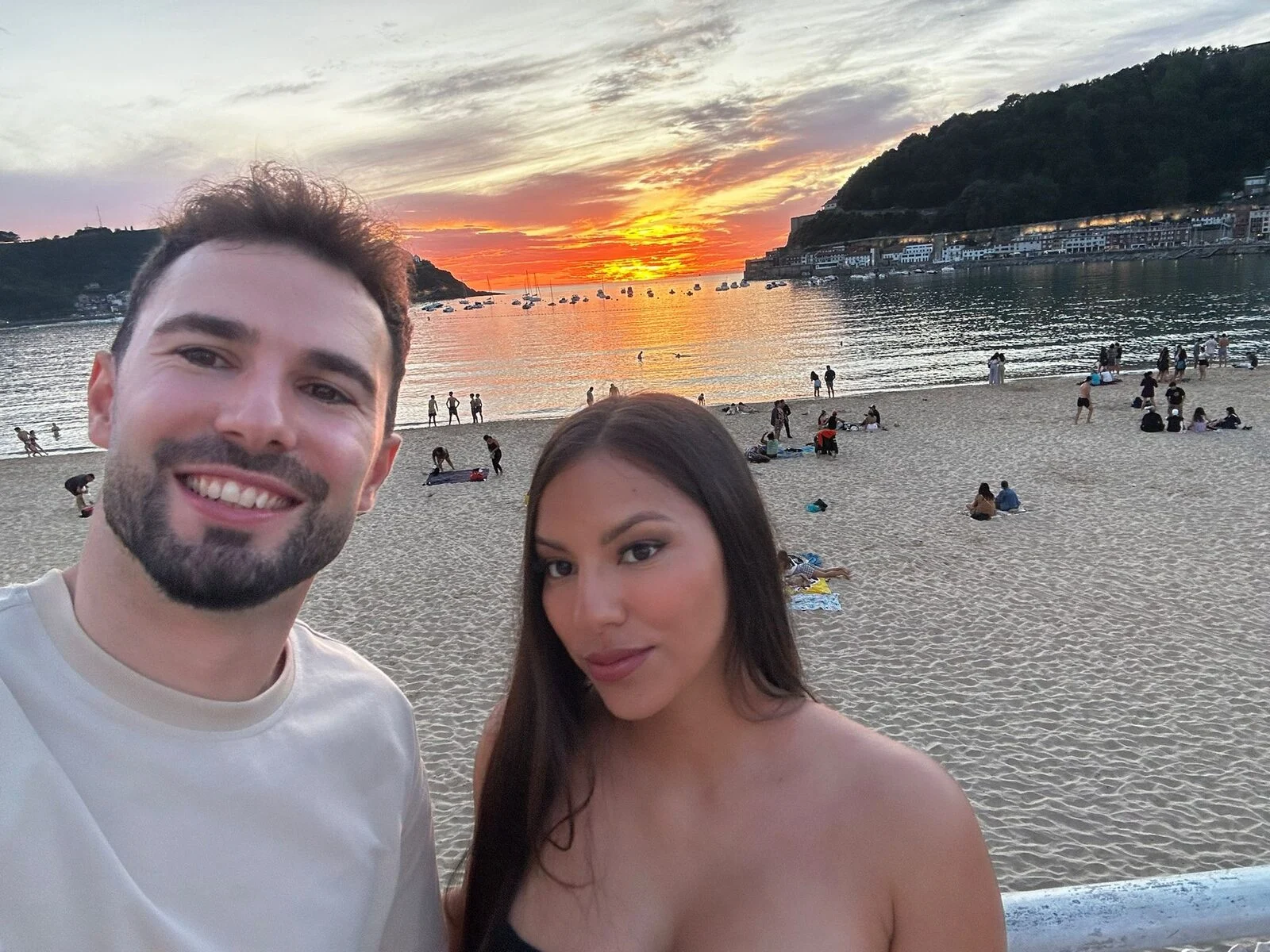 Catalina y David en la playa de La Concha al atardecer