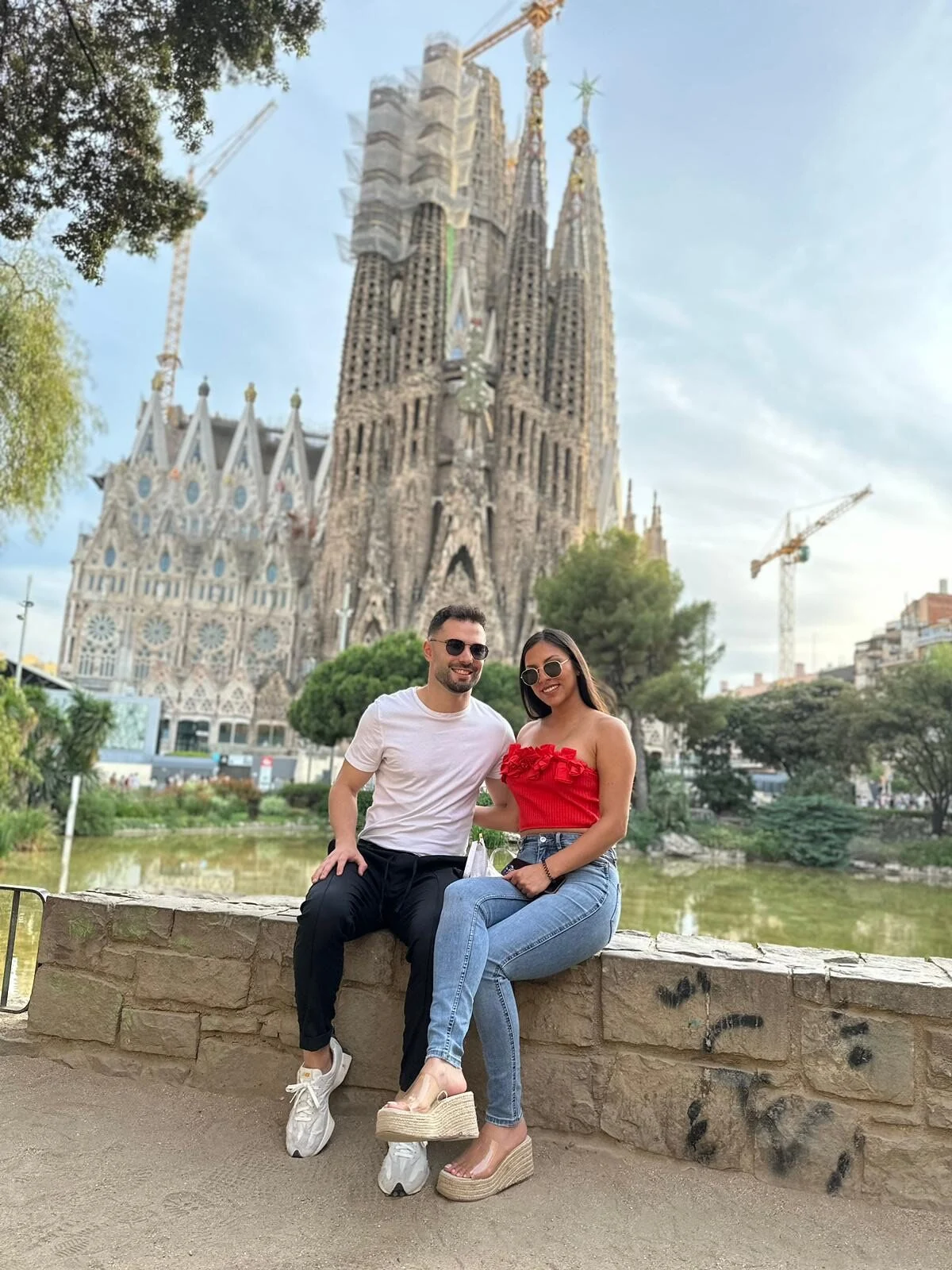 Catalina y David sentados frente a la Sagrada Família