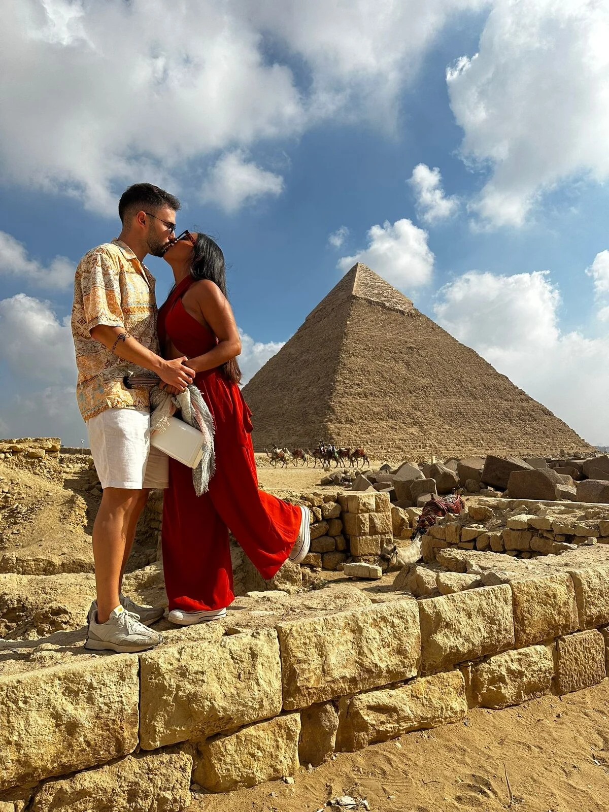 Catalina y David besándose delante de una pirámide de Guiza