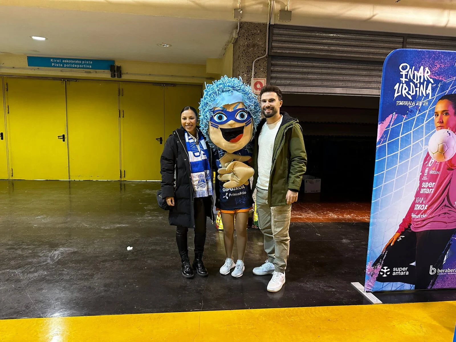 Catalina y David con la mascota de la Real Sociedad