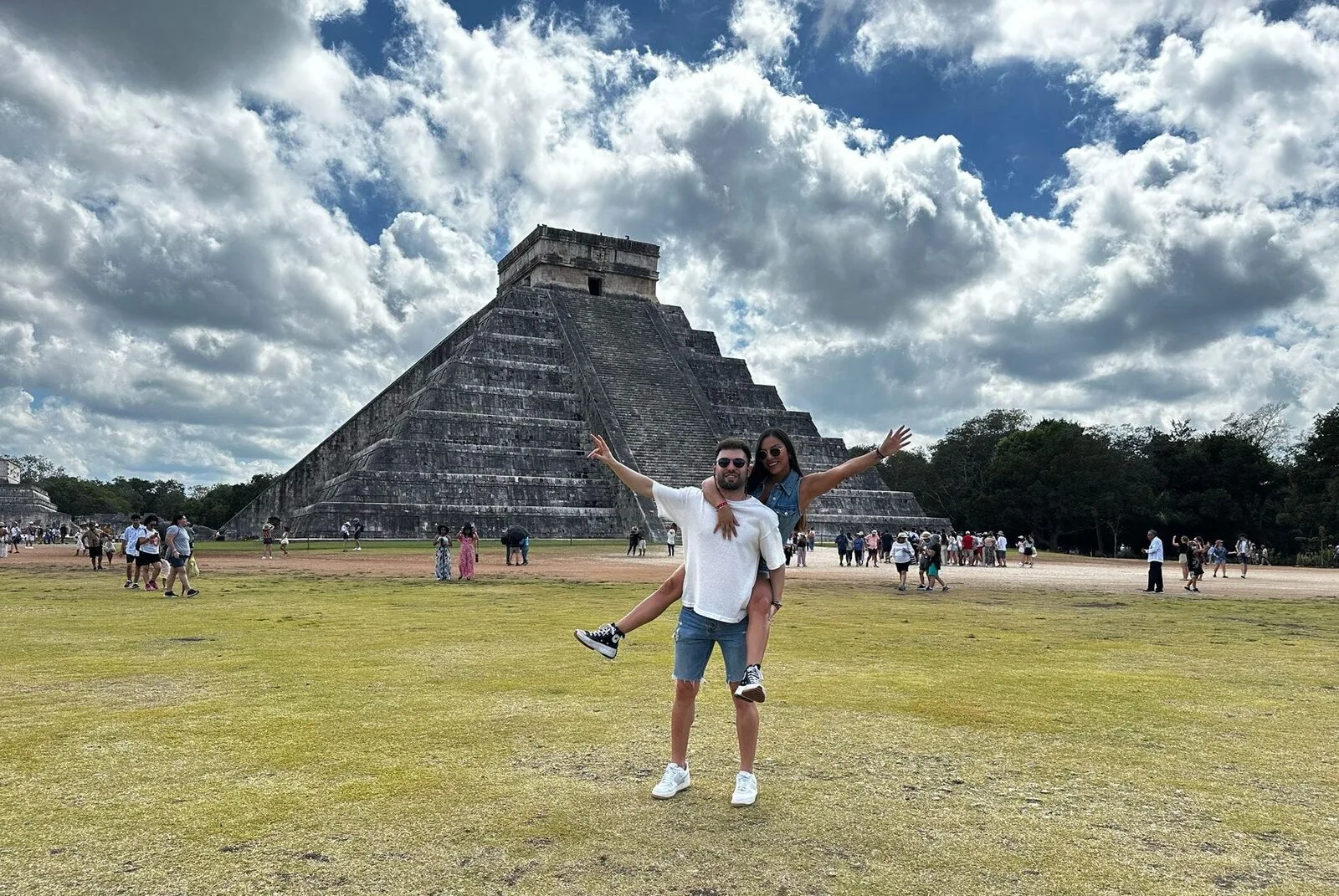 Catalina y David delante de la pirámide de Chichén Itzá