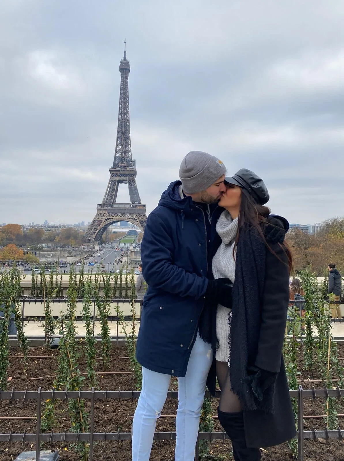 Catalina y David besándose con la Torre Eiffel al fondo