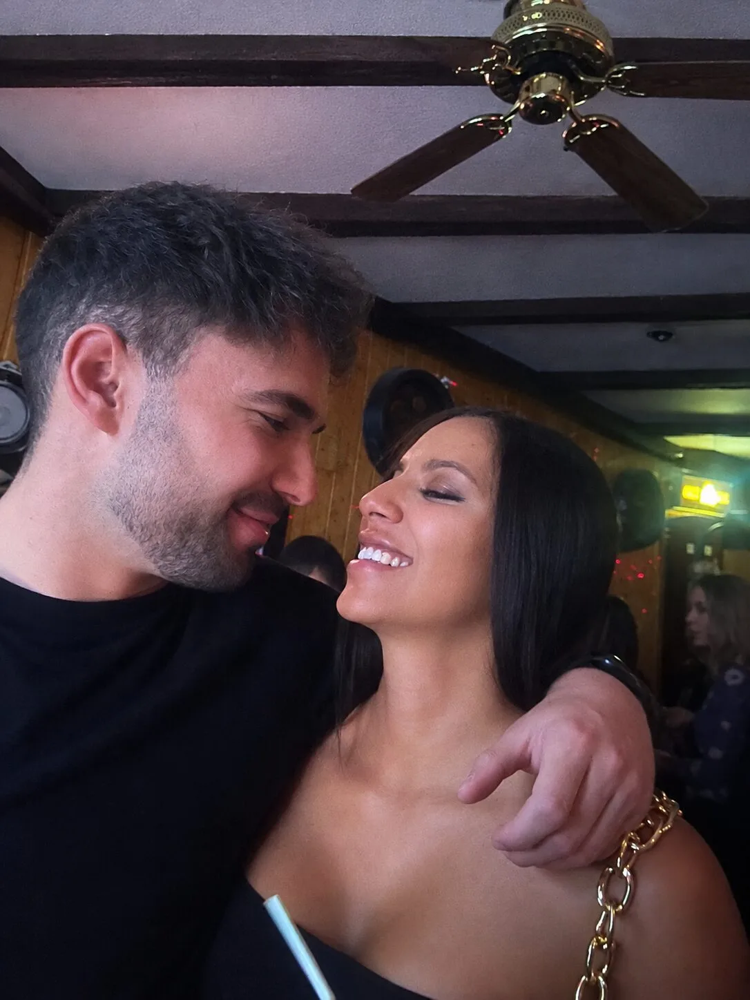 Catalina y David muy juntos en un bar de Madrid, en una de sus primeras citas