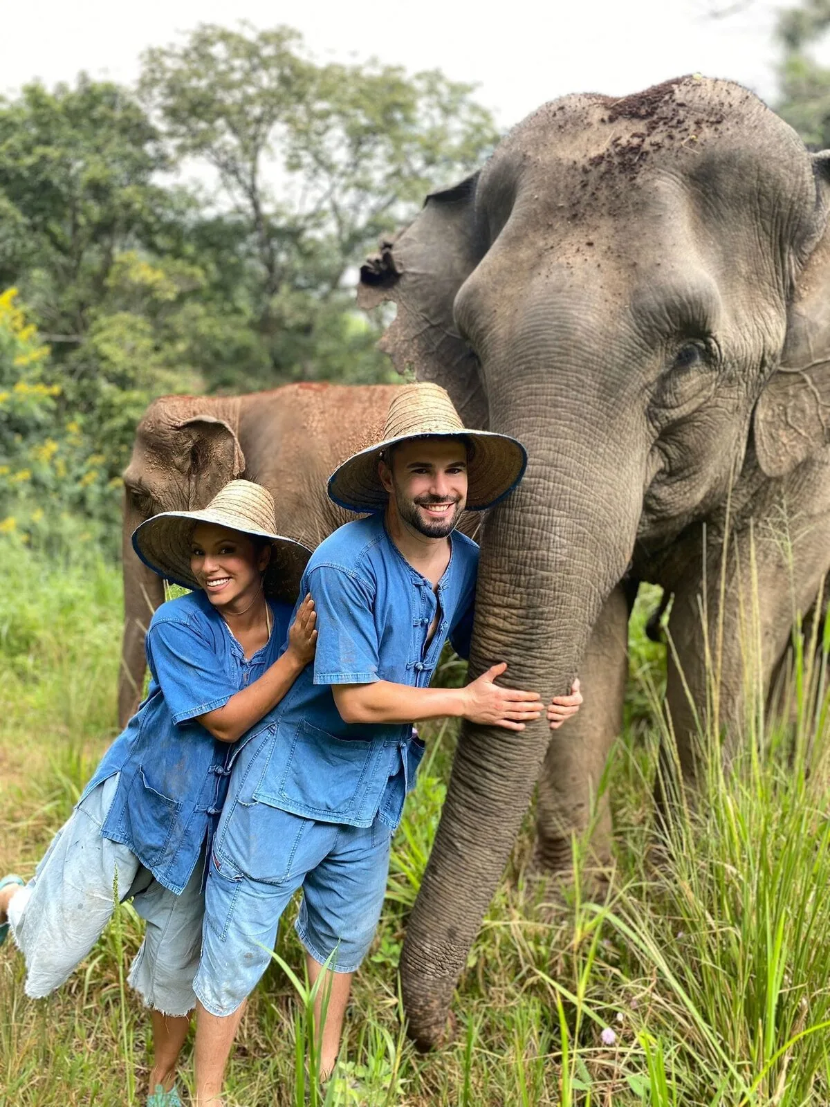 Catalina y David abrazados a un elefante en Tailandia